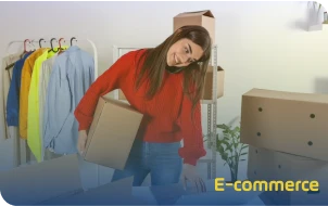 Mulher separando produtos de loja e-commerce Mulher separando produtos de loja e-commerce