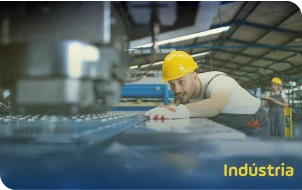 Homem trabalhando na indústria Homem trabalhando na indústria