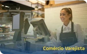 Mulher trabalhando no caixa em um comércio varejista Mulher trabalhando no caixa em um comércio varejista