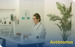 Homem trabalhando em um escritorio como autônomo Homem trabalhando em um escritorio como autônomo