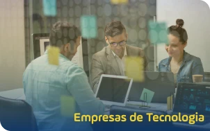 Pessoas trabalhando em um escritorio Pessoas trabalhando em um escritorio