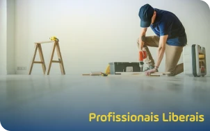 Homem consertando piso Homem consertando piso