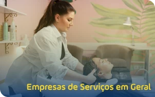 Mulher lavando o cabelo de outra mulher no salão de beleza Mulher lavando o cabelo de outra mulher no salão de beleza